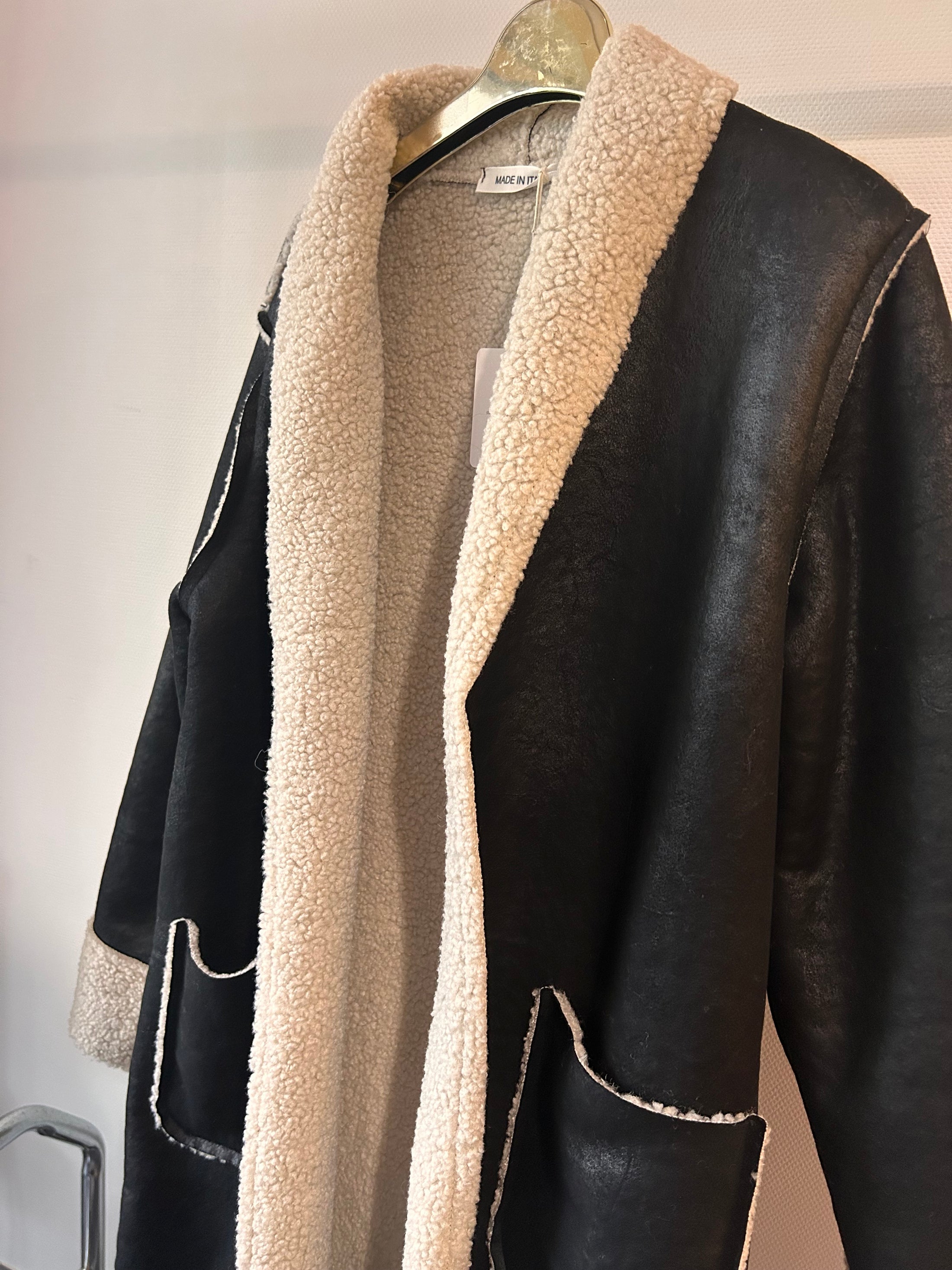 MANTEAU NOIR LONG EN FAUX CUIR ET PELUCHE.