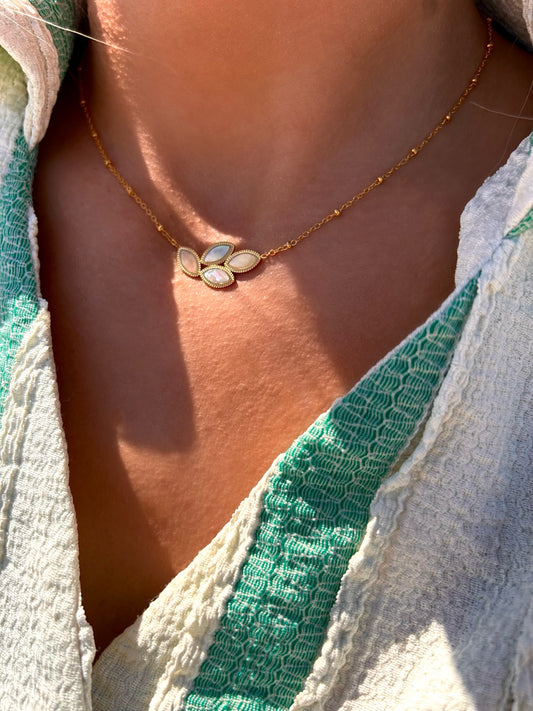 COLLIER NINA
