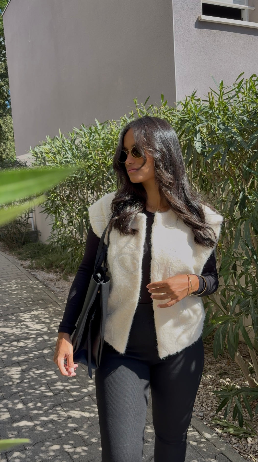 GILET SANS MANCHES BRODÉ CRÈME